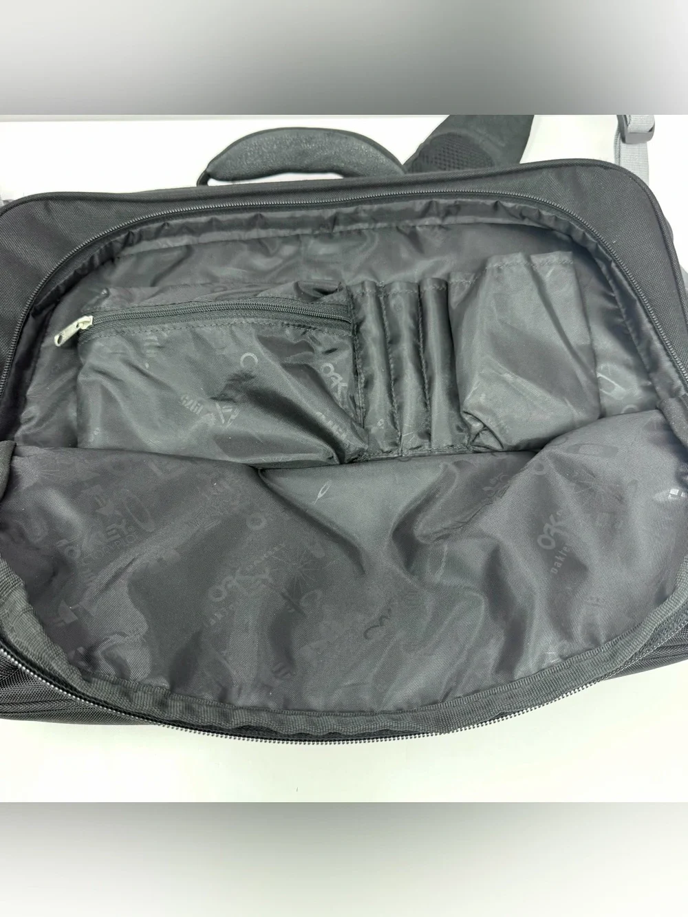 Oakley Messenger Bag Briefcase Shoulder Bag Padded Laptop Multipockets Black GUC